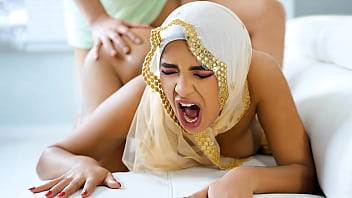 Hijab女孩的第一次:尽管文化限制,但还是说服她做爱